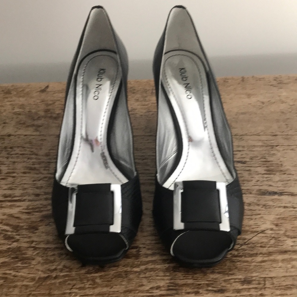KLUB NICO Blk Leather Peep Toe Pump accent Silver